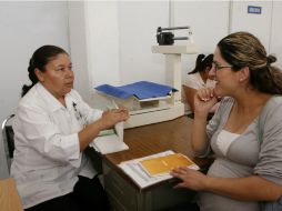 Los principales padecimientos que son atendidos por medio de una cobertura de gastos médicos son embarazos y cáncer de mama. ARCHIVO /