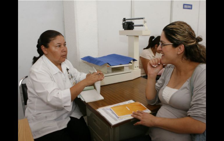 Los principales padecimientos que son atendidos por medio de una cobertura de gastos médicos son embarazos y cáncer de mama. ARCHIVO /