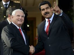 Nicolás Maduro (d) rompió el miércoles relaciones diplomáticas con Panamá, país dirigido por Ricardo Martinelli (i). ARCHIVO /