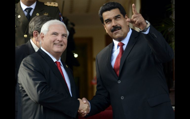 Nicolás Maduro (d) rompió el miércoles relaciones diplomáticas con Panamá, país dirigido por Ricardo Martinelli (i). ARCHIVO /