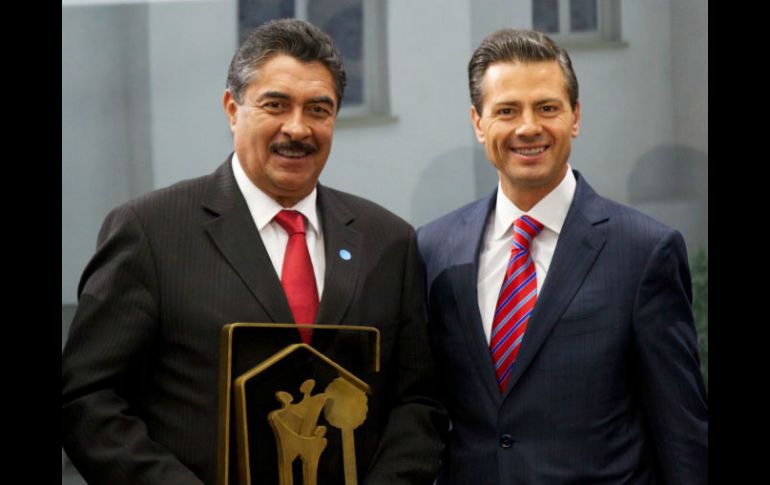 El alcalde Ramiro Hernández posa junto al Presidente Enrique Peña Nieto. ESPECIAL /