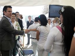 El gobernador saluda a las asistentes del evento. ESPECIAL /