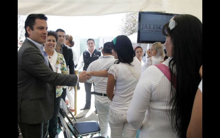 El gobernador saluda a las asistentes del evento. ESPECIAL /