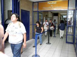 Los jóvenes aspirantes solo tienen tres horas para realizar la prueba.  /