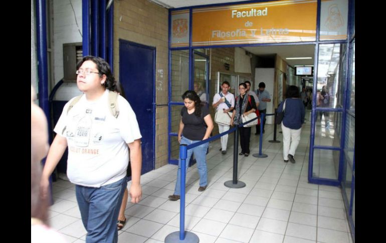 Los jóvenes aspirantes solo tienen tres horas para realizar la prueba.  /