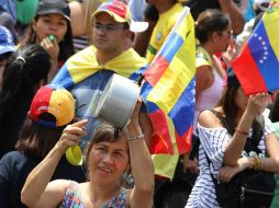 Una joven participa en una protesta con ollas vacías contra el gobierno del presidente venezolano, Nicolás Maduro. EFE /