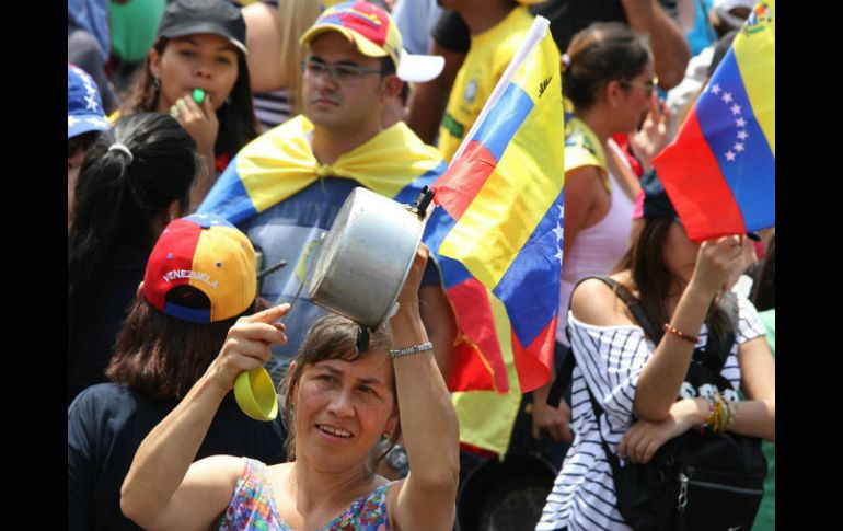 Una joven participa en una protesta con ollas vacías contra el gobierno del presidente venezolano, Nicolás Maduro. EFE /