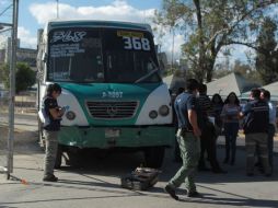 Una unidad de la ruta 368 se estrelló contra una parada afuera de la Prepa 10.  /