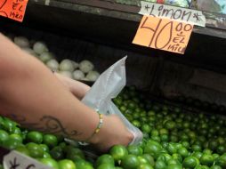 El kilo de limón cuesta más que un kilo de pollo. En el Distrito Federal lo venden hasta en 65 pesos.  /