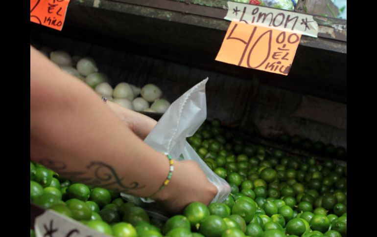 El kilo de limón cuesta más que un kilo de pollo. En el Distrito Federal lo venden hasta en 65 pesos.  /