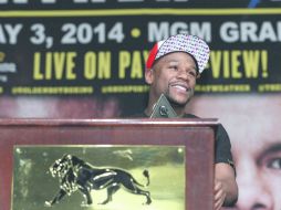 Floyd Mayweather Jr. tiene marca de 45-0 en su carrera profesional. AFP /