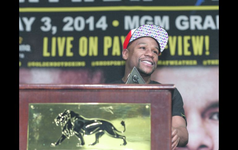 Floyd Mayweather Jr. tiene marca de 45-0 en su carrera profesional. AFP /