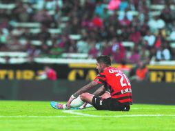 Rodrigo Millar se tiró al césped tras el final del encuentro en el que Atlas se dejó alcanzar, tras ir ganando por dos goles.  /