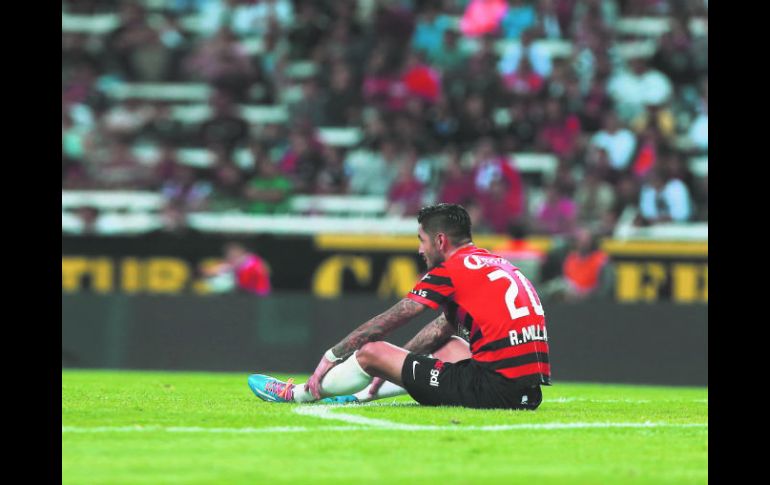 Rodrigo Millar se tiró al césped tras el final del encuentro en el que Atlas se dejó alcanzar, tras ir ganando por dos goles.  /