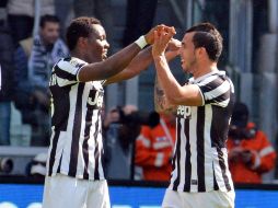 El ghanés Kwadwo Asamoah (der), celebrando el gol contra Fiorentina, que los elevó en el puntaje. EFE /