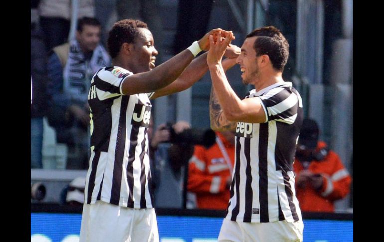 El ghanés Kwadwo Asamoah (der), celebrando el gol contra Fiorentina, que los elevó en el puntaje. EFE /