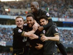 James Perch (centro) es felicitado tras darle al Wigan el segundo gol ante Manchester City, durante el partido de cuartos de final. EFE /