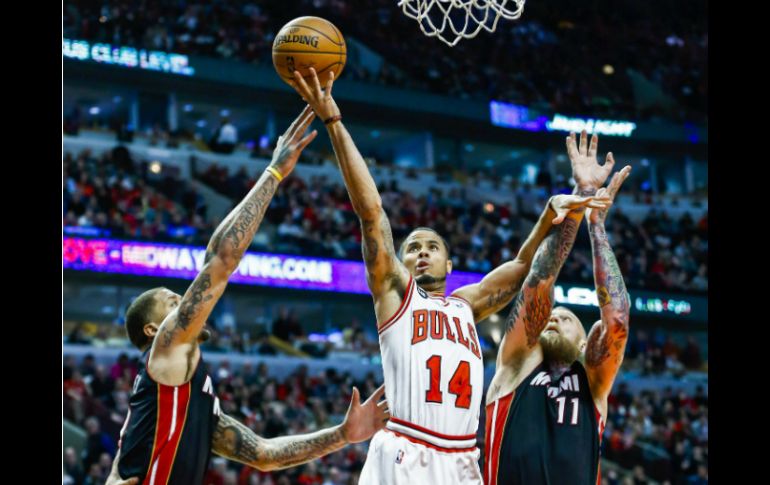 D.J. Augustin anotó 22 puntos, que sumados a los 20 de Joakim Noah, dieron el triunfo sobre los Heat. EFE /