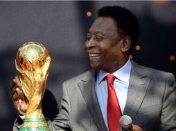 El brasileño 'Pelé', fue el encargado de presentar el prestigioso galardón. AFP /