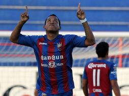 El ecuatoriano Arroyo celebra uno de sus cuatro goles que anotó ante el Querétaro. EFE /