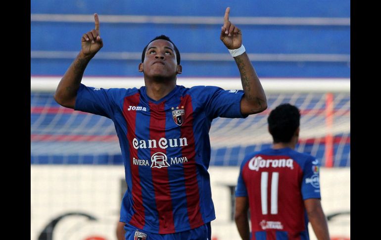 El ecuatoriano Arroyo celebra uno de sus cuatro goles que anotó ante el Querétaro. EFE /