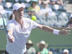 Sufre. Tomas Berdych regresa una pelota durante el partido; el checo sufrió con el juego desde el fondo de la cancha de su rival. EFE /