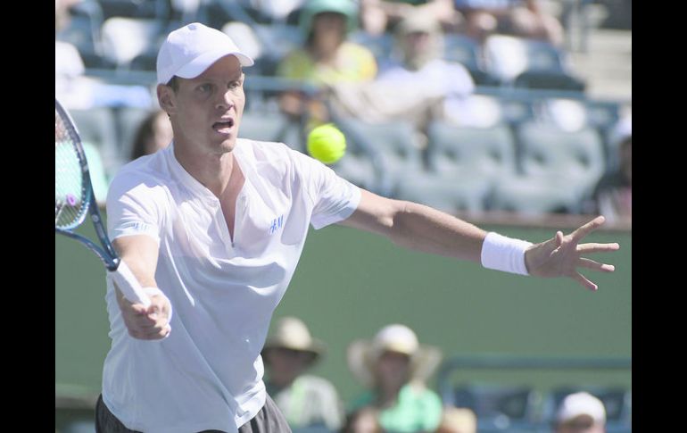 Sufre. Tomas Berdych regresa una pelota durante el partido; el checo sufrió con el juego desde el fondo de la cancha de su rival. EFE /