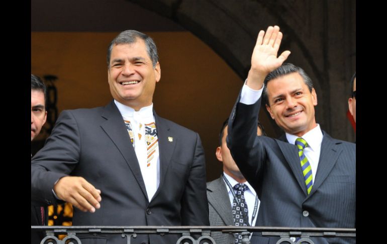 El presidente de Ecuador, Rafael Correa (i) y el Presidente de México, Enrique Peña Nieto. AFP /