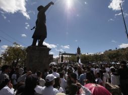 Desde el templete, el rector Tonatiuh Bravo Padilla anuncia que la UdeG presentará diversas propuestas al transporte público.  /