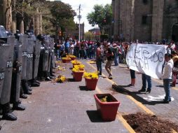 Manifestantes aseguran que la policía comenzó las agresiones; reconocen que descargaron su molestia contra el Ayuntamiento.  /