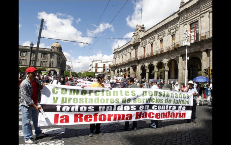 Comerciantes se manifiestan en el Centro de Guadalajara con la exigencia de derogar el Régimen de Incorporación Fiscal.  /