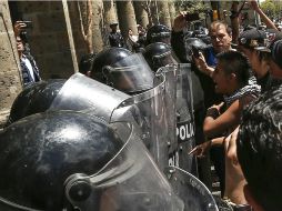 La policía de Guadalajara retuvo a nueve personas tras la agresión registrada afuera del Ayuntamiento, siete de ellos menores de edad.  /