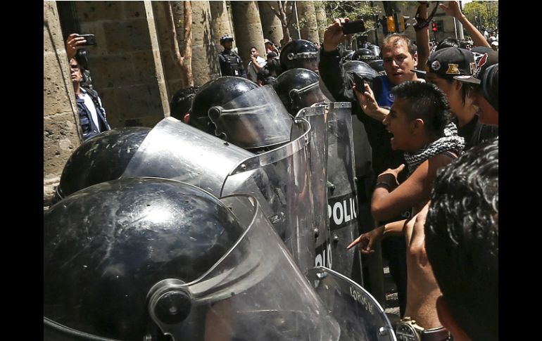 La policía de Guadalajara retuvo a nueve personas tras la agresión registrada afuera del Ayuntamiento, siete de ellos menores de edad.  /