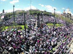 Miles de estudiantes llenaron la Plaza Liberación, donde exigieron cambios de fondo en el sistema de transporte colectivo de la ciudad.  /