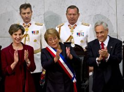 Michelle Bachelet (c), nueva presidenta de Chile; el mandatario saliento, Sebastián Piñera y la titular del Senado, Isabel Allende (i). AFP /