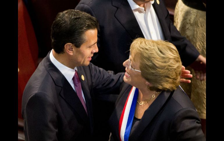 El Presidente Peña Nieto saluda a la nueva presidenta de Chile, Michelle Bachelet. AP /