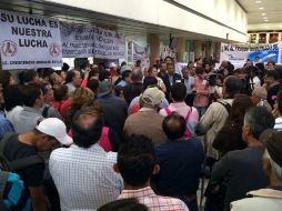 Ex trabajadores de la aerolínea Mexicana de Aviación se manifiestan este martes en la Terminal 1 del AICM. SUN /