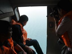 Aún continúan las labores de búsqueda del avión. AFP /