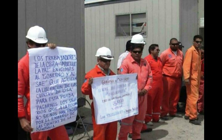 Trabajadores de Oceanografía mantienen un bloqueo desde el viernes pasado en las entradas principales al puerto industrial. SUN /