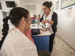 Especialista recomiendan consumir alimentos ricos en calcio así como beber leche para prevenir el padecimiento en mujeres. ARCHIVO /