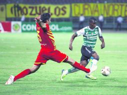 De ida y vuelta. El atacante ecuatoriano del Santos de Torreón, Darwin Quintero (der) encabezó varias ofensivas del equipo lagunero. AP /