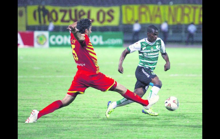 De ida y vuelta. El atacante ecuatoriano del Santos de Torreón, Darwin Quintero (der) encabezó varias ofensivas del equipo lagunero. AP /