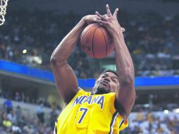 Con permiso. Andrew Bynum captura un balón. El centro acabó con 10 rebotes en 15 minutos. AP /