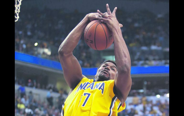 Con permiso. Andrew Bynum captura un balón. El centro acabó con 10 rebotes en 15 minutos. AP /