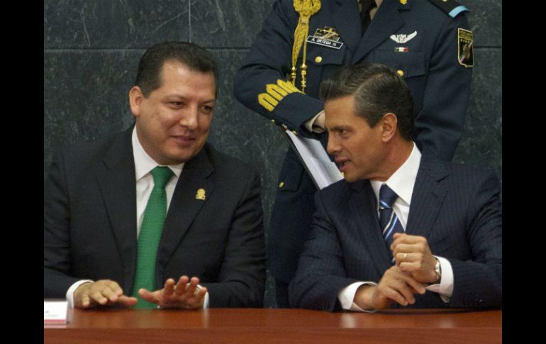 Enrique Peña Nieto (d) y Raúl Plascencia (i) durante el informe de trabajo de 2013 de la CNDH. NTX /