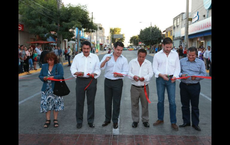 Autoridades cortaron el listón para la inauguración de las calles  Mota Padilla-Basilio Vadillo.  /