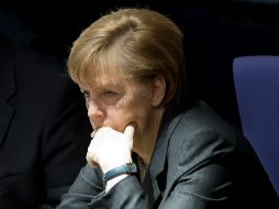 El bloqueo de cuentas bancarias y de visas para viajar a los 28 países de la UE, entre las sanciones que Merkel prevé para Rusia. AP /