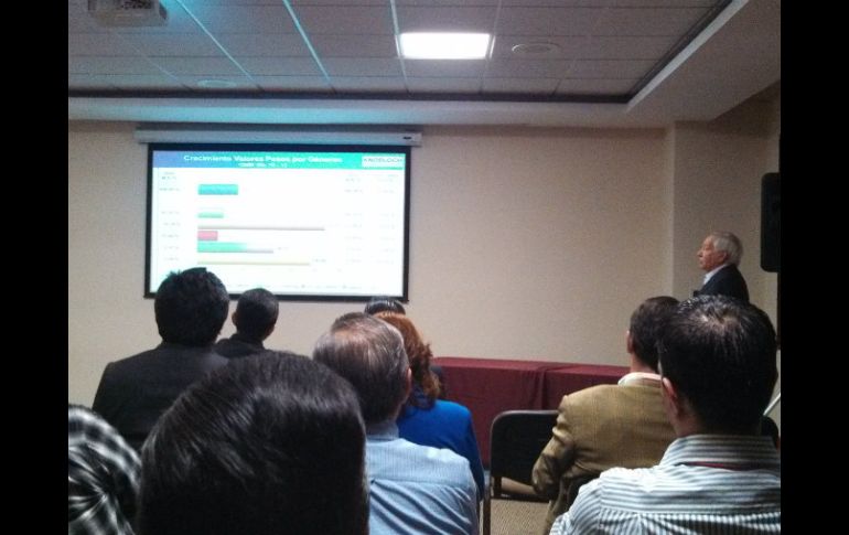 Imagen de la charla que Juan Knobloch presenta al sector farmacéutico durante Expo ANTAD 2014.  /