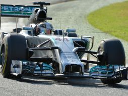 Lewis Hamilton del equipo Mercedes fue el más veloz en el circuito de Australia. AFP /