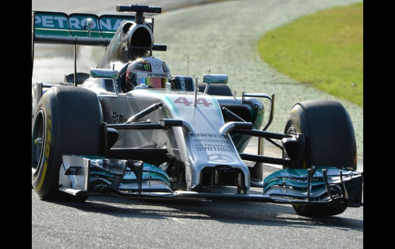 Lewis Hamilton del equipo Mercedes fue el más veloz en el circuito de Australia. AFP /